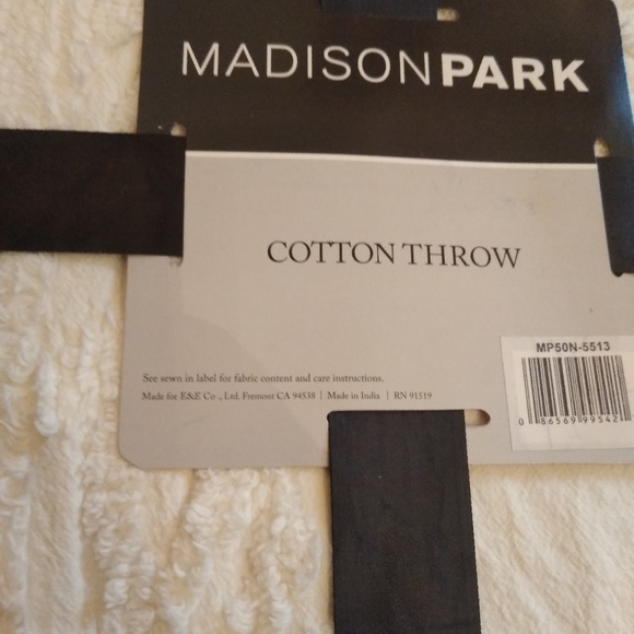 Madison Park 100% Cotton Tufted Throw. 50" × 60" - Picture 6 of 7